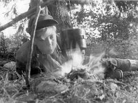 a026  Han blåser på eld för att öka värmeutvecklingen, 1952